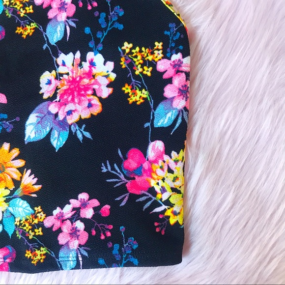 CUTE Oboe Floral Print Halter Top in Medium - Picture 3 of 5